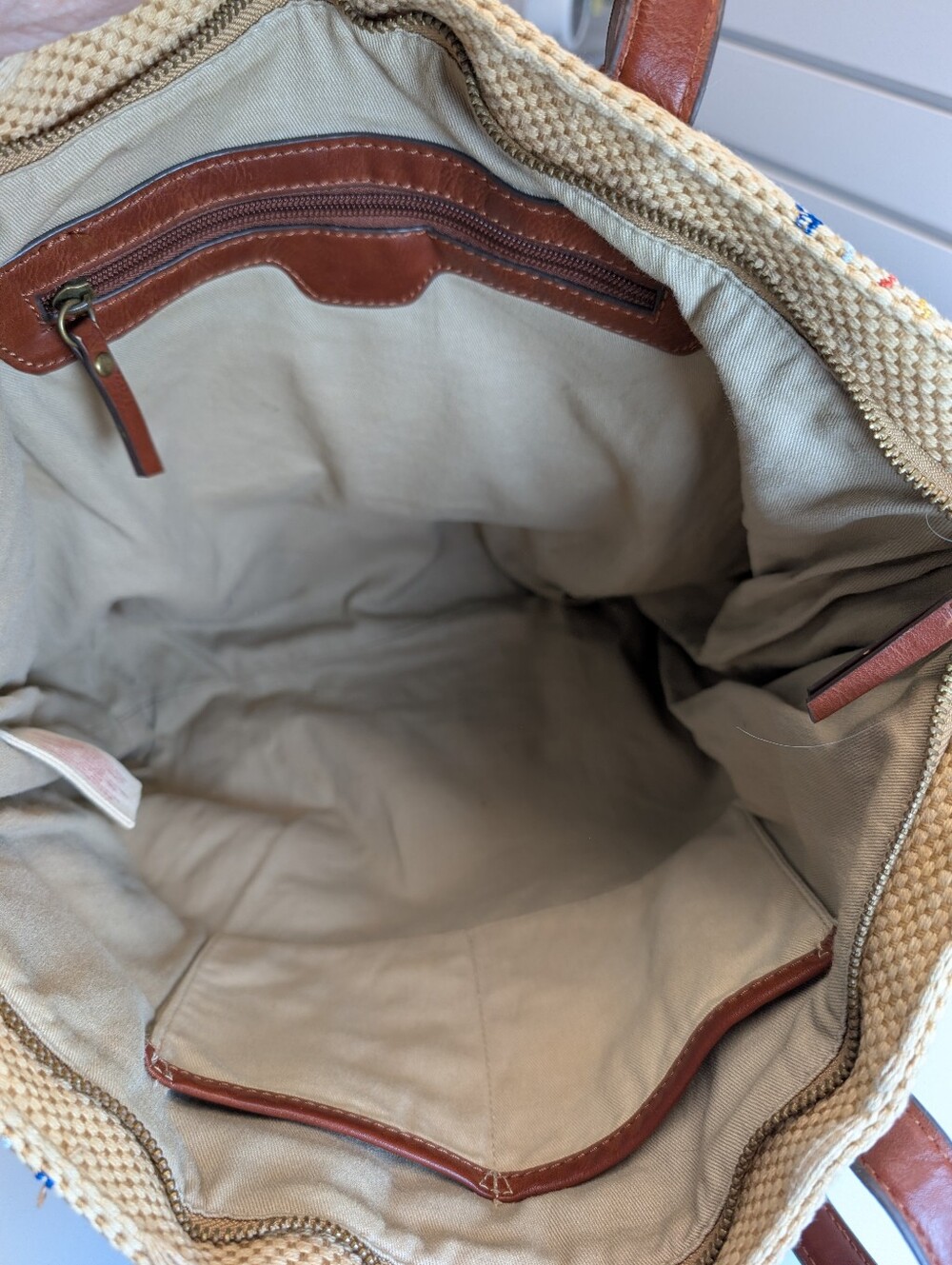 Lucky Brand Graphic Zippered Woven Tote With Interior/Exterior Pockets - Picture 6 of 10